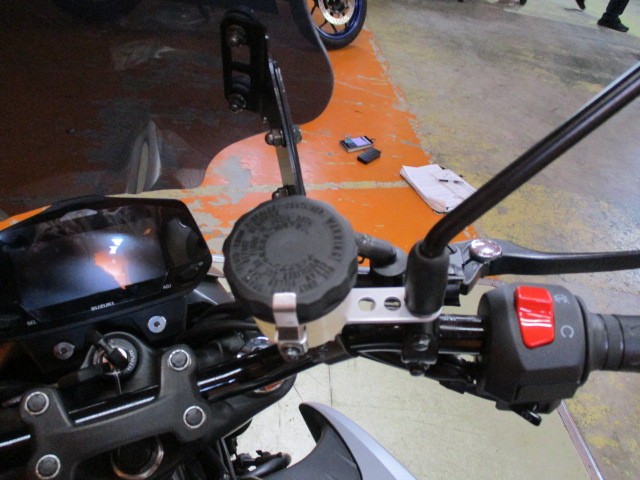 ブレーキ関係も写真の通り性能の高い社外に変更済み！油冷エンジンで車両重量は僅か１５４ｋｇ！軽い！！